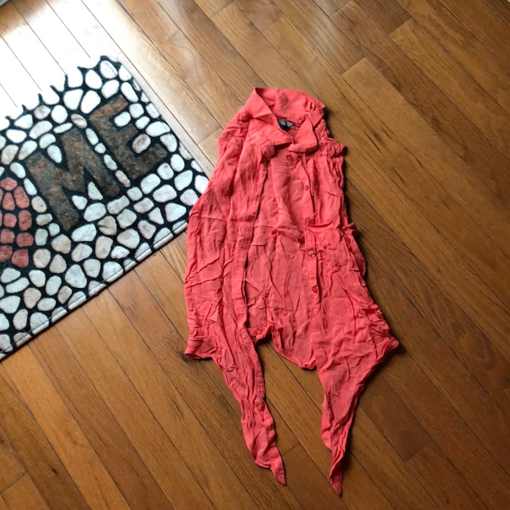 Tank with tie